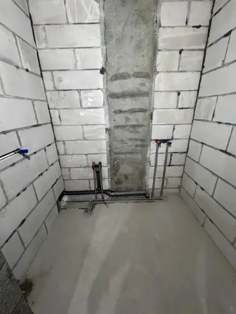 Черновой монтаж водопроводных и канализационных труб в помещении из газобетона - разводка с заглушками