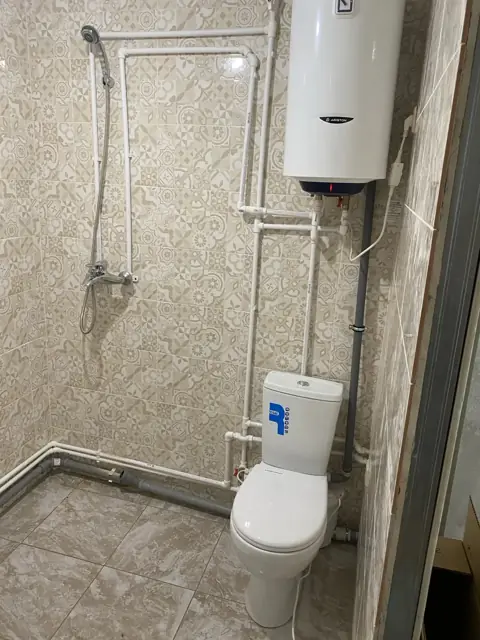Готовый санузел с унитазом, душем, бойлером и наружной разводкой труб